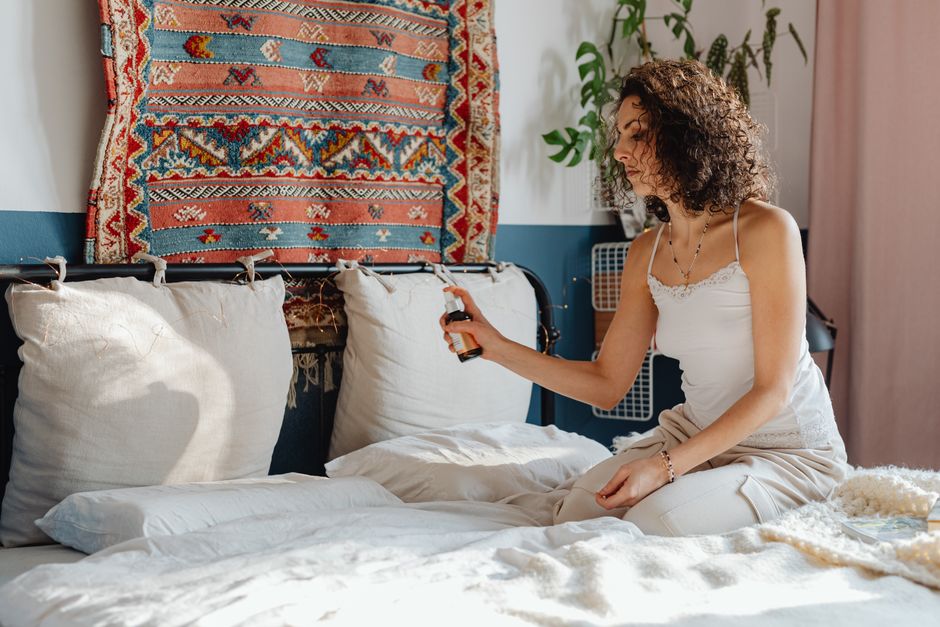 Een professioneel gespoten bed met een moderne uitstraling in een stijlvolle slaapkamer.