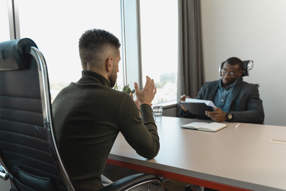 Een HR-specialist bespreekt wervingsstrategieën met een team van werkgevers en uitzendbureaus.