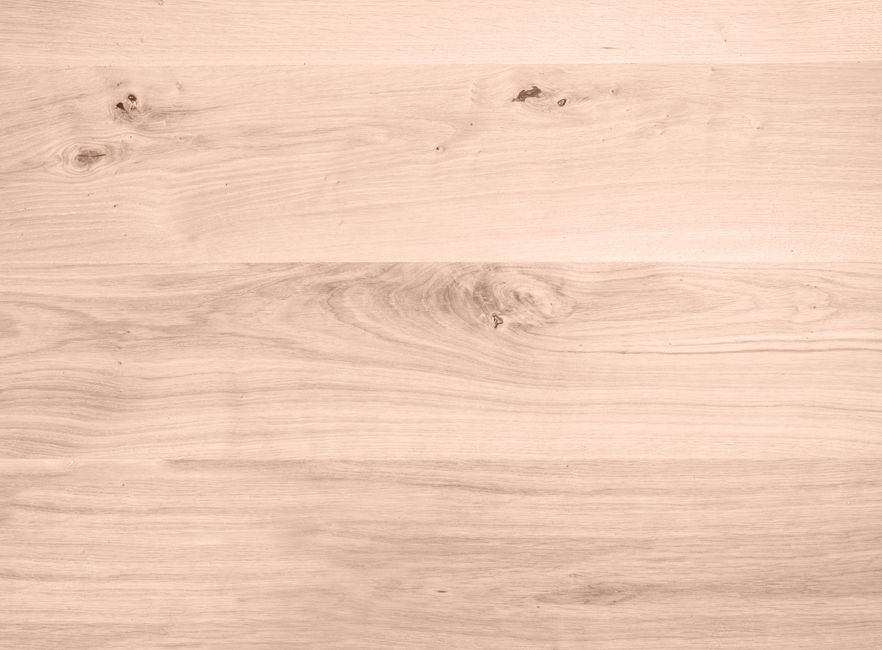 Een modern tv-meubel in licht eiken dat een warme en natuurlijke uitstraling aan de woonkamer geeft, omgeven door stijlvolle decoraties.