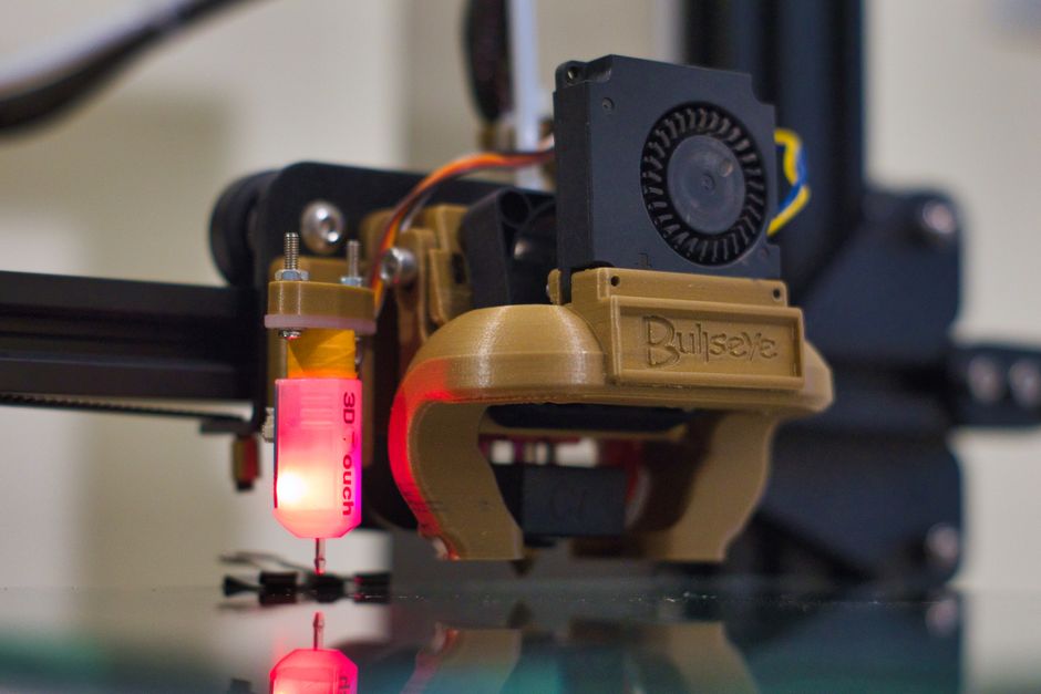 Een kunststof extrusie proces met moderne machines en producten voor industriële toepassingen.
